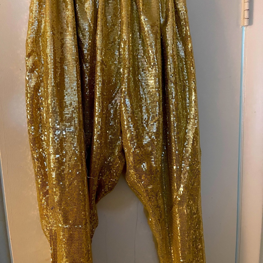 Fun hip-hop pants and very cute to put on! They’re a shiny gold and easy to wear